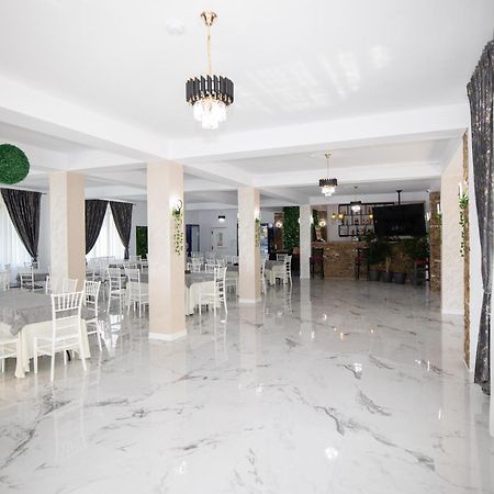 Hotel Rem Garden à Novaci-Străini Extérieur photo