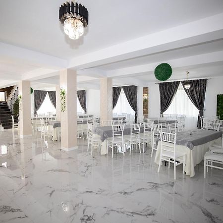Hotel Rem Garden à Novaci-Străini Extérieur photo