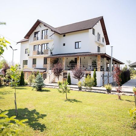 Hotel Rem Garden à Novaci-Străini Extérieur photo