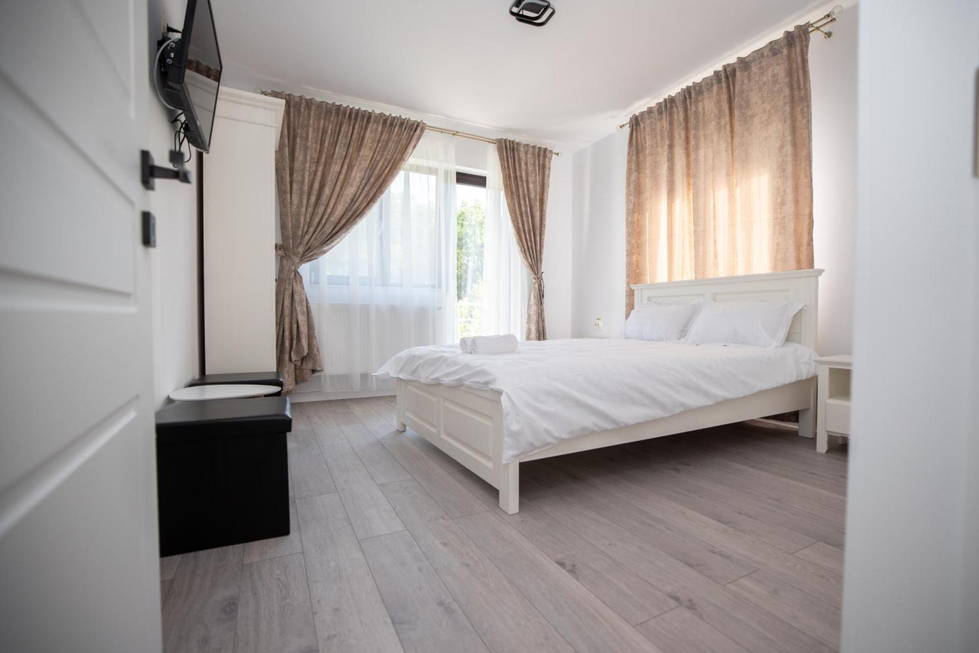 Hotel Rem Garden à Novaci-Străini Extérieur photo