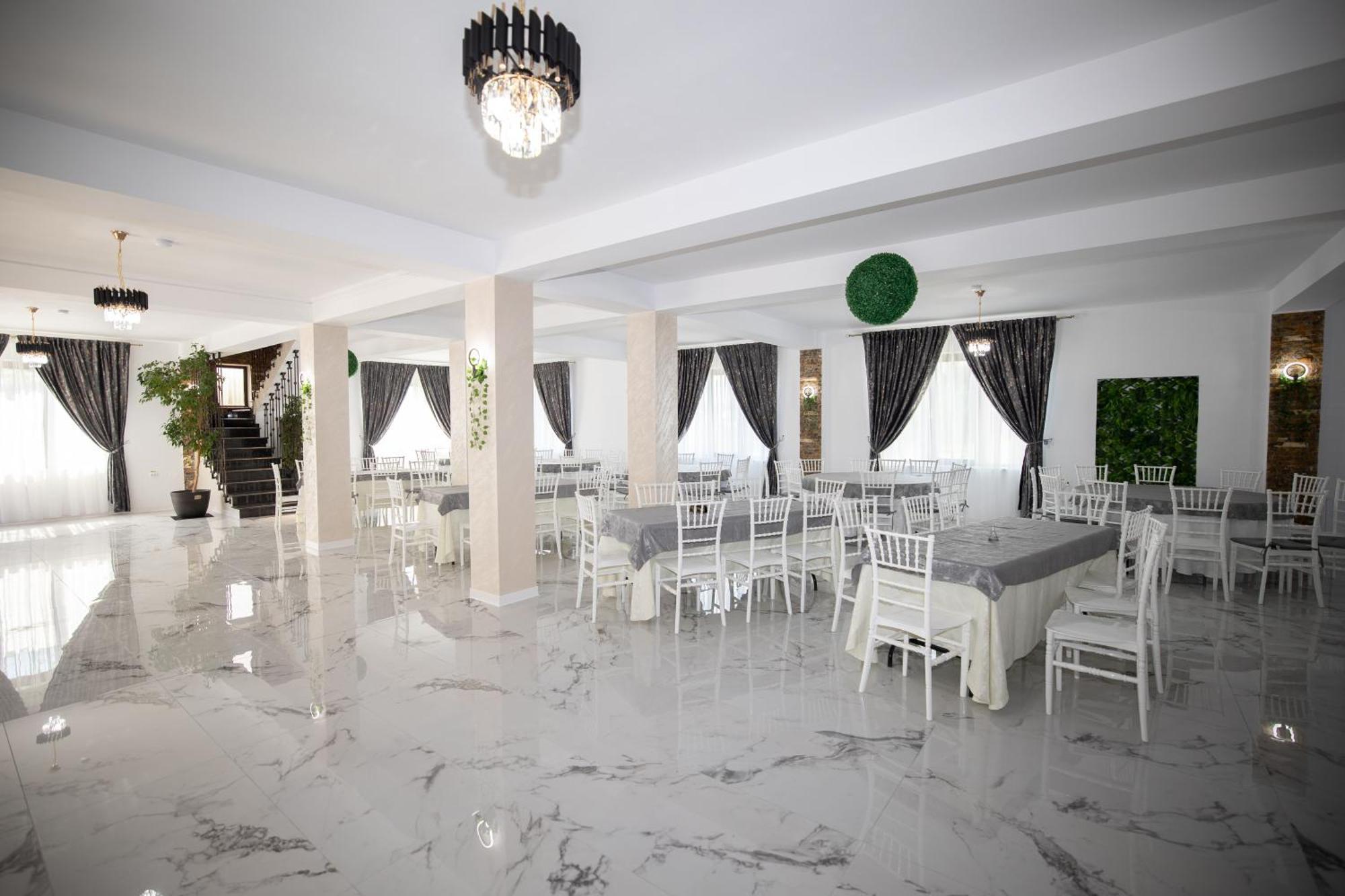 Hotel Rem Garden à Novaci-Străini Extérieur photo