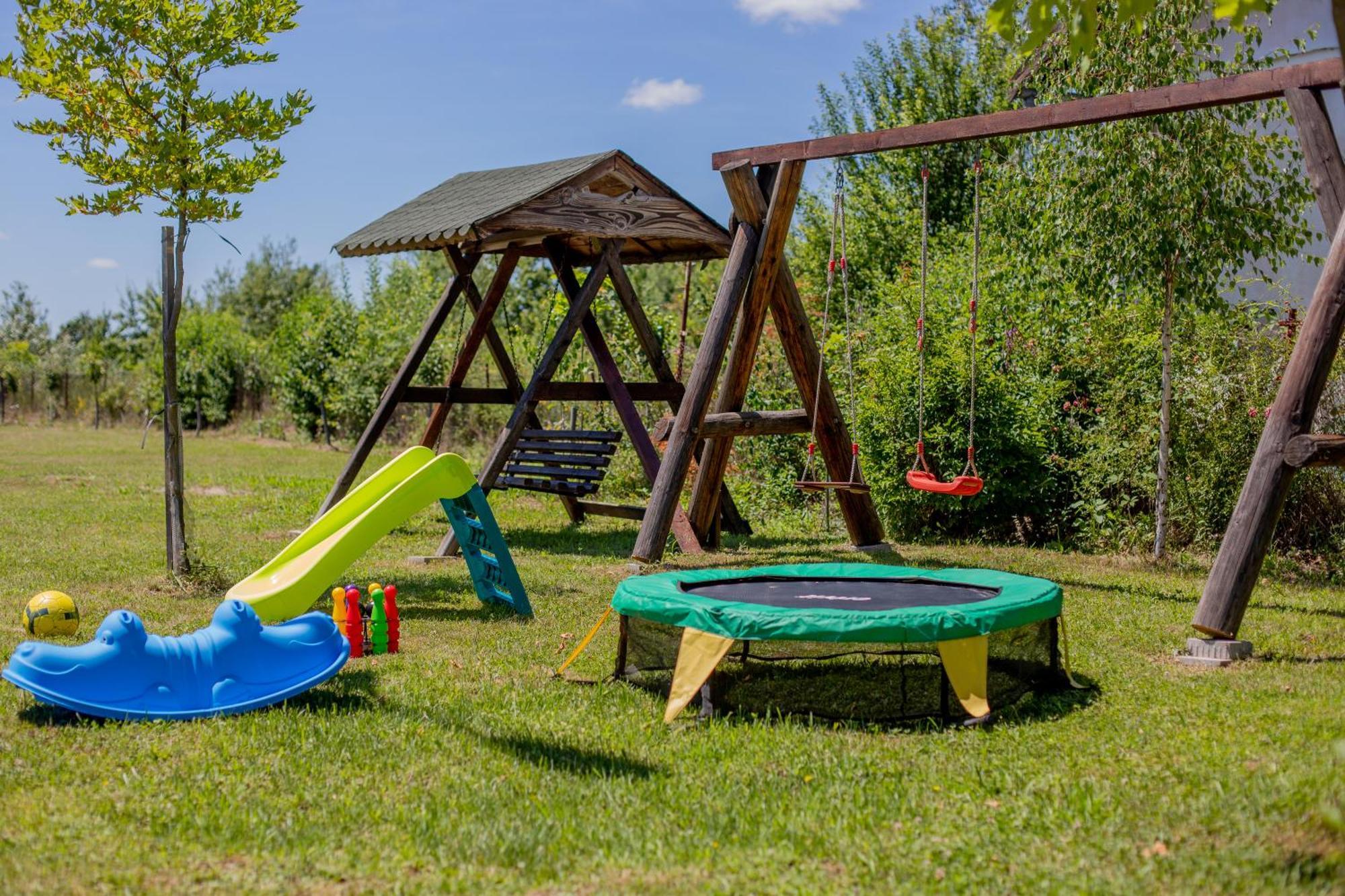 Hotel Rem Garden à Novaci-Străini Extérieur photo