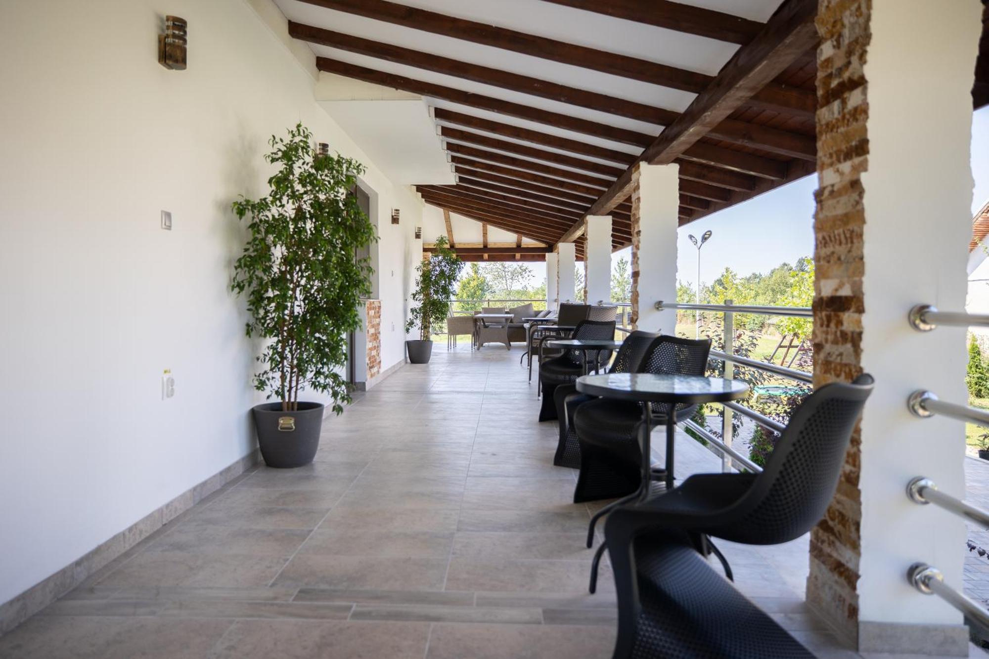 Hotel Rem Garden à Novaci-Străini Extérieur photo