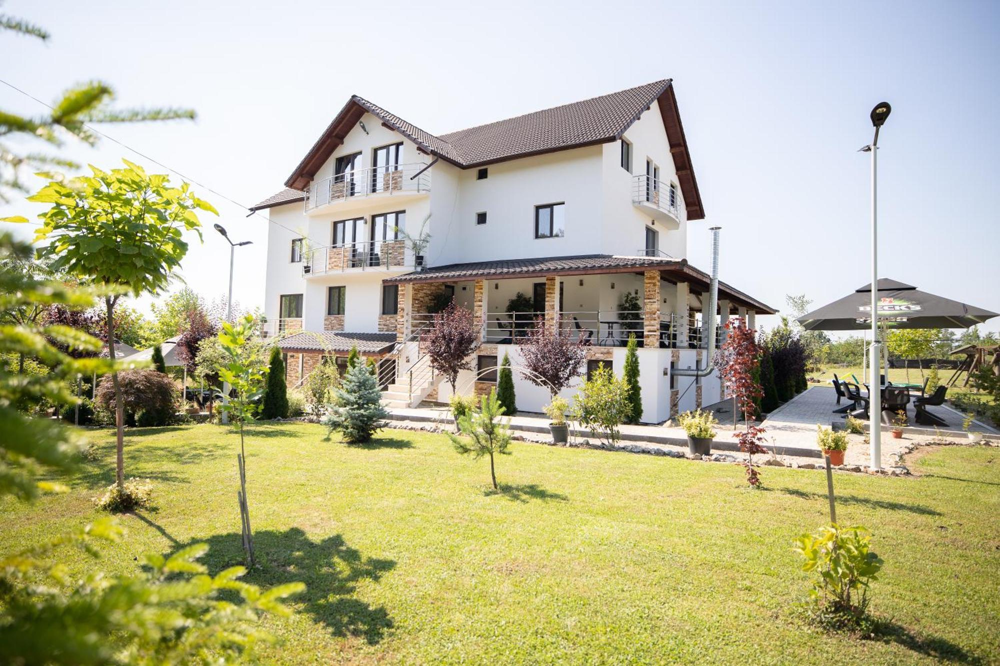 Hotel Rem Garden à Novaci-Străini Extérieur photo